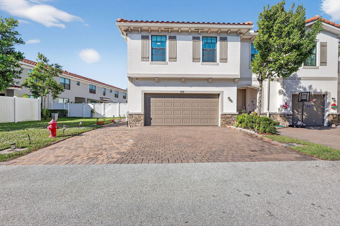 En Venta: $474,900 (4 camas, 2 baños, 1743 Pies cuadrados)