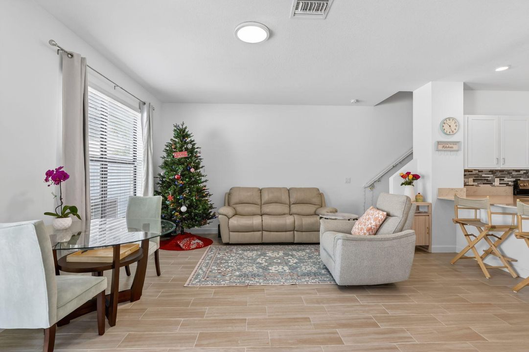 En Venta: $474,900 (4 camas, 2 baños, 1743 Pies cuadrados)