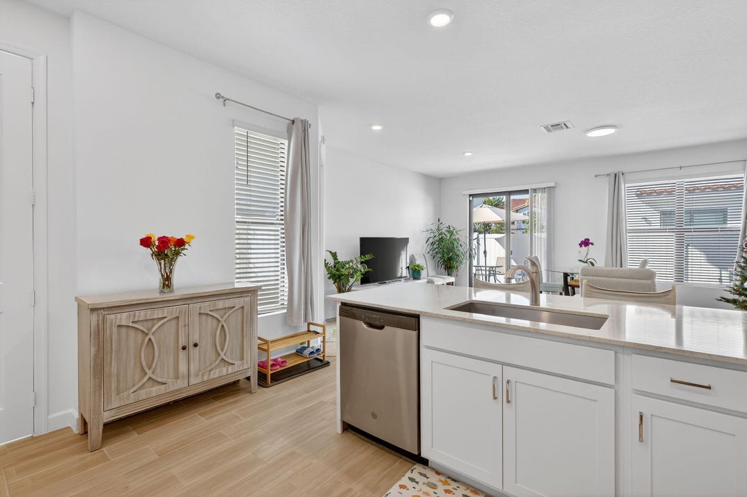 En Venta: $474,900 (4 camas, 2 baños, 1743 Pies cuadrados)