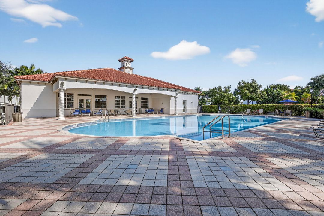 En Venta: $474,900 (4 camas, 2 baños, 1743 Pies cuadrados)