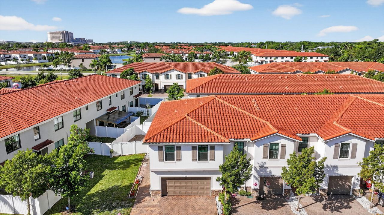 En Venta: $474,900 (4 camas, 2 baños, 1743 Pies cuadrados)