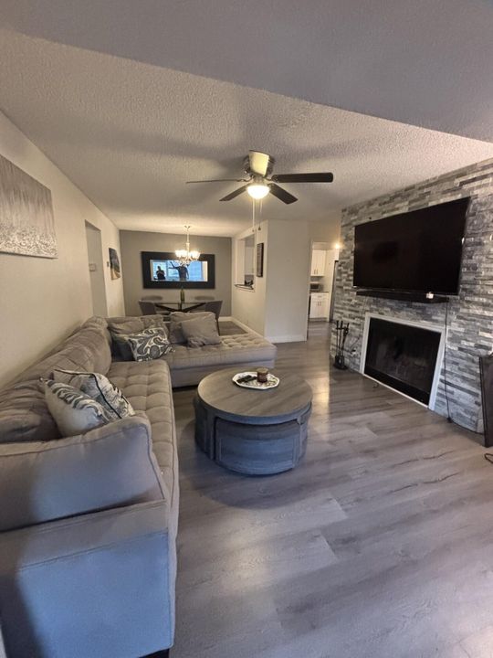 For Rent: $4,000 (2 beds, 1 baths, 1126 Square Feet)