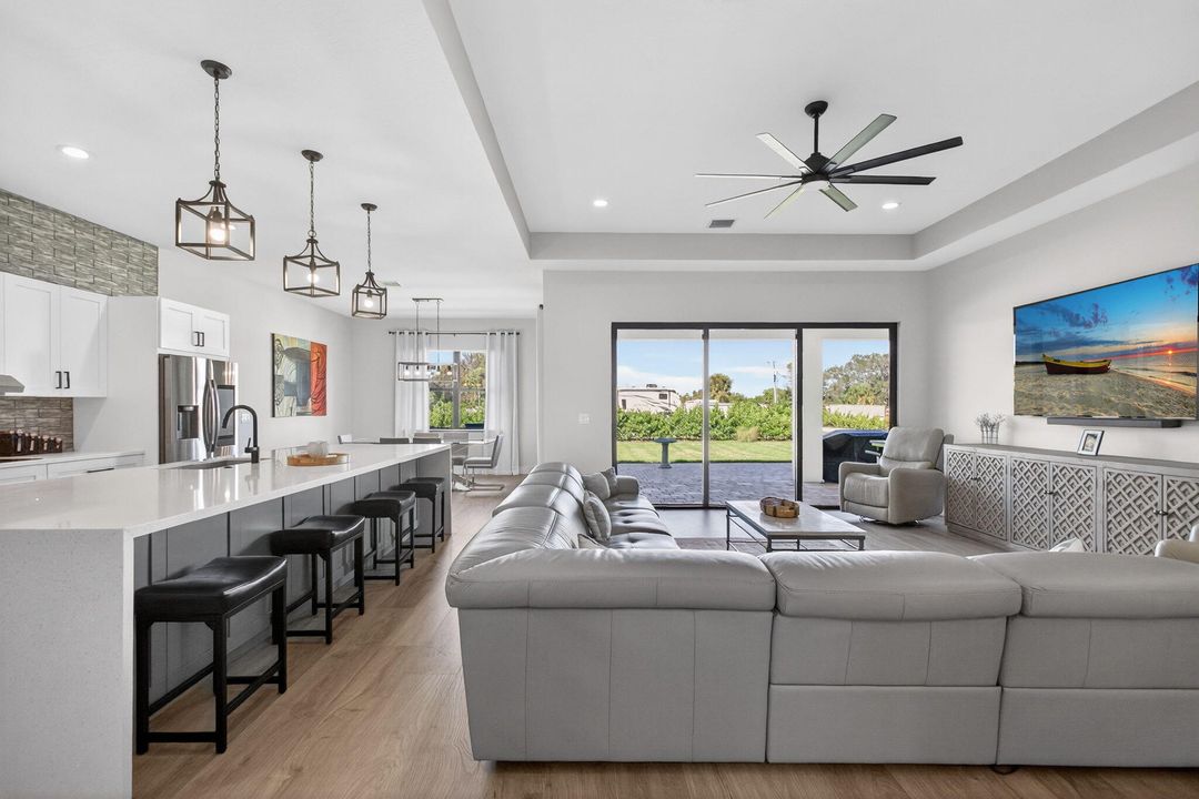 待售: $1,049,000 (4 贝兹, 2 浴室, 2205 平方英尺)