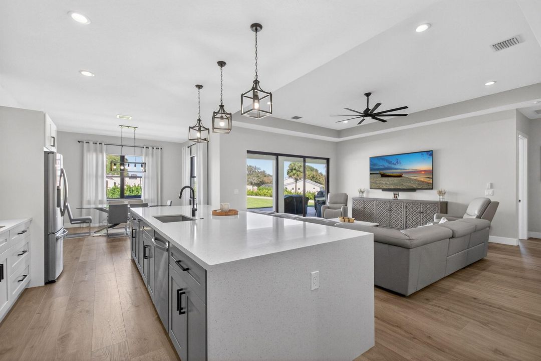 待售: $1,049,000 (4 贝兹, 2 浴室, 2205 平方英尺)