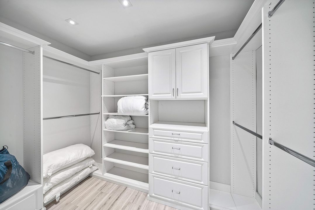 For Sale: $799,000 (2 beds, 2 baths, 2219 Square Feet)