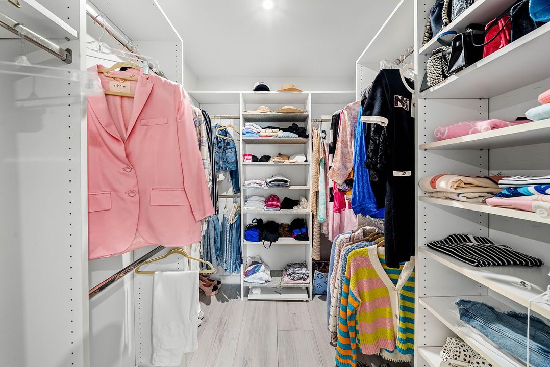 For Sale: $899,000 (3 beds, 2 baths, 2559 Square Feet)