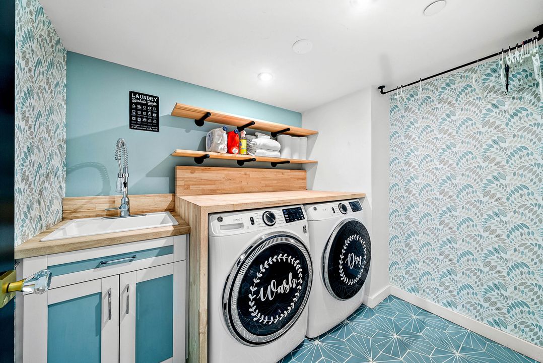 For Sale: $899,000 (3 beds, 2 baths, 2559 Square Feet)