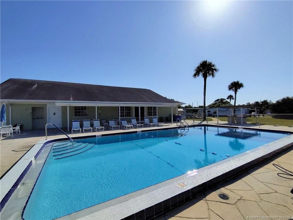 For Sale: $102,000 (2 beds, 2 baths, 672 Square Feet)