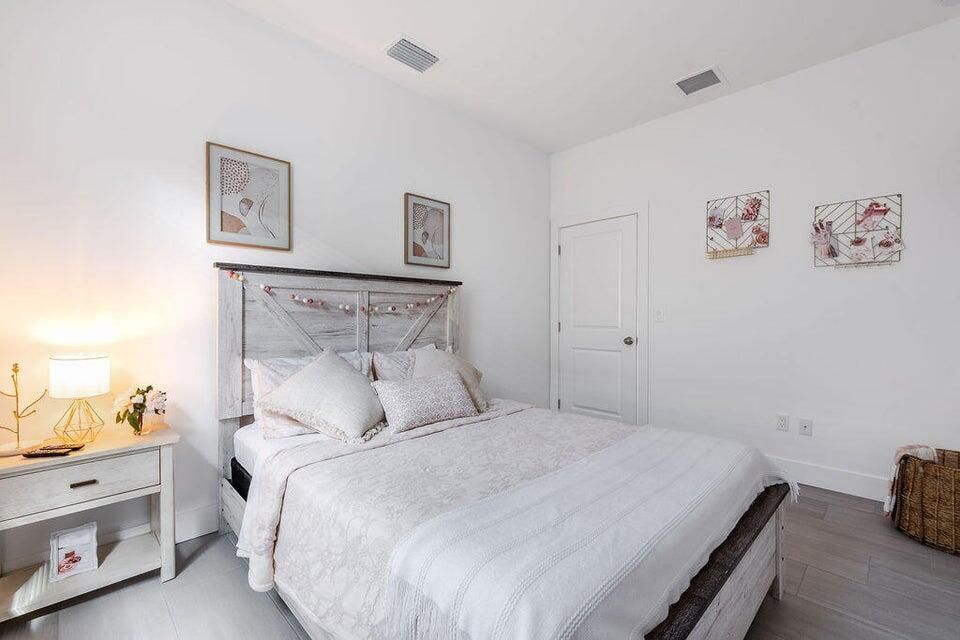 For Rent: $2,905 (3 beds, 2 baths, 1276 Square Feet)