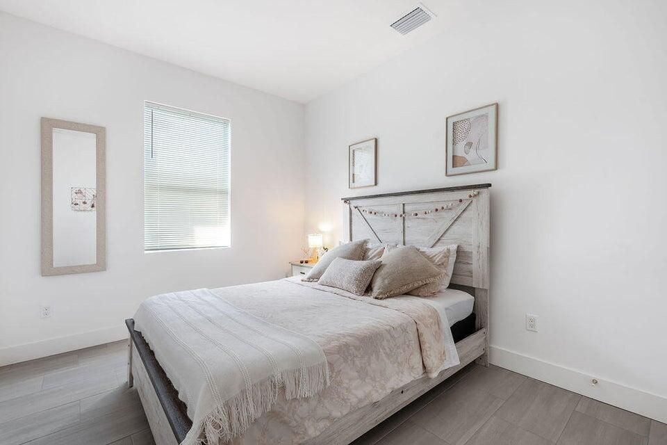 For Rent: $2,905 (3 beds, 2 baths, 1276 Square Feet)