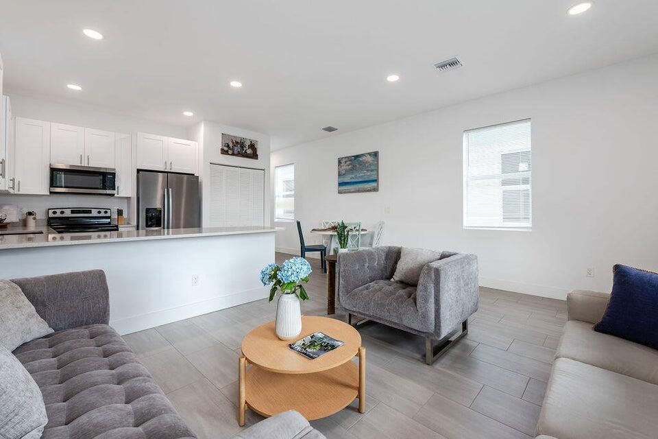 For Rent: $2,905 (3 beds, 2 baths, 1276 Square Feet)