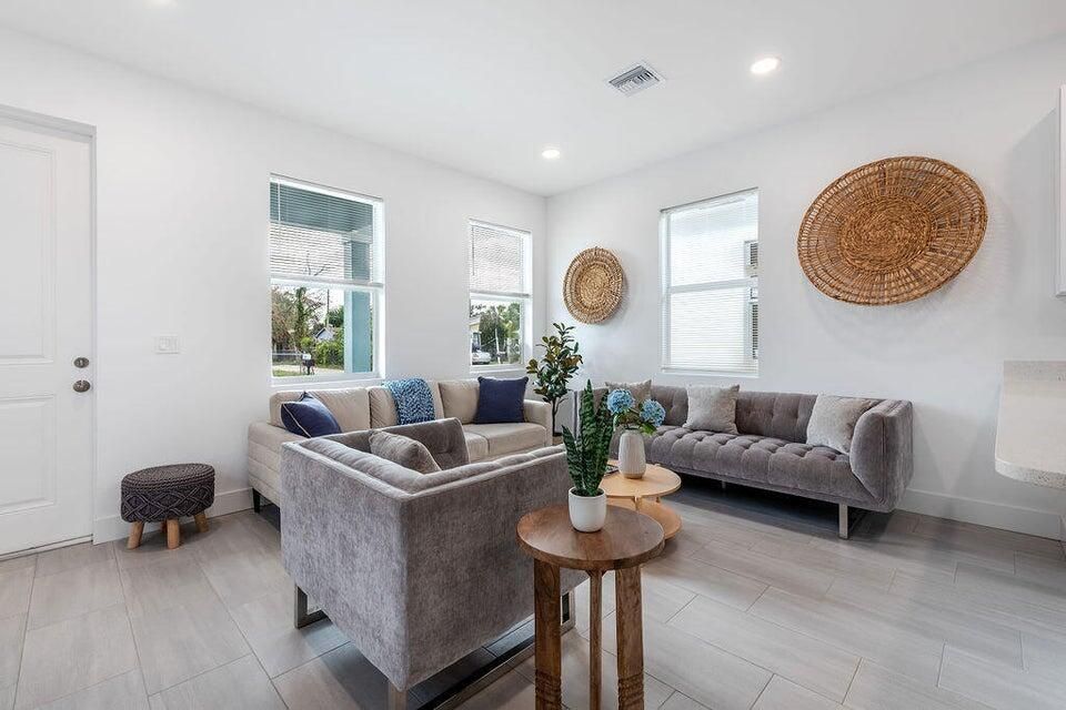 For Rent: $2,905 (3 beds, 2 baths, 1276 Square Feet)