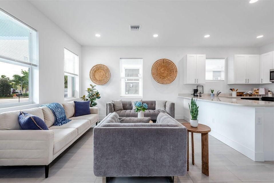 For Rent: $2,905 (3 beds, 2 baths, 1276 Square Feet)