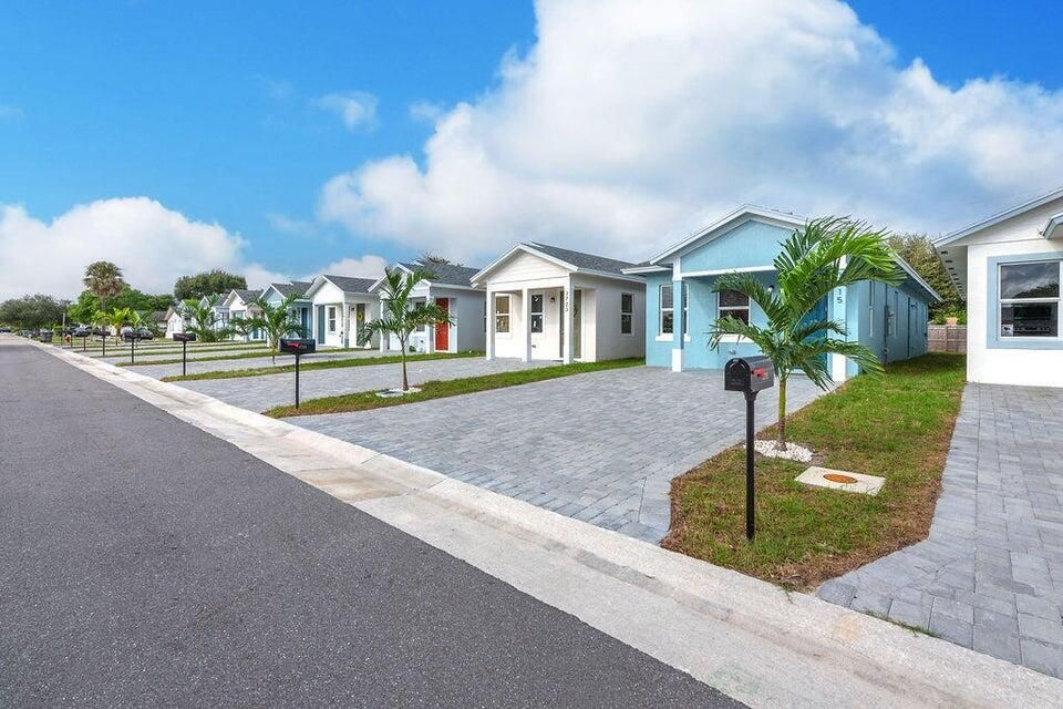 For Rent: $2,905 (3 beds, 2 baths, 1276 Square Feet)