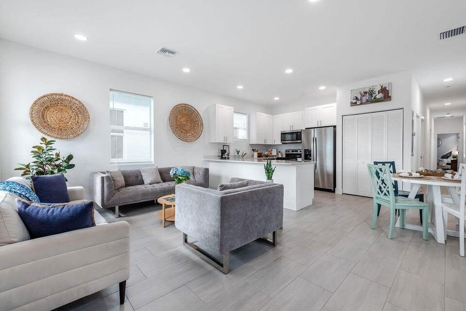 For Rent: $2,905 (3 beds, 2 baths, 1276 Square Feet)