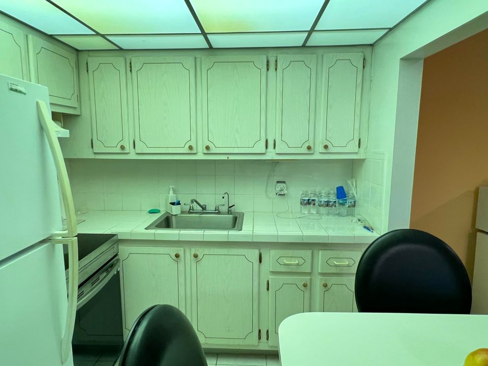 For Sale: $79,900 (1 beds, 1 baths, 646 Square Feet)