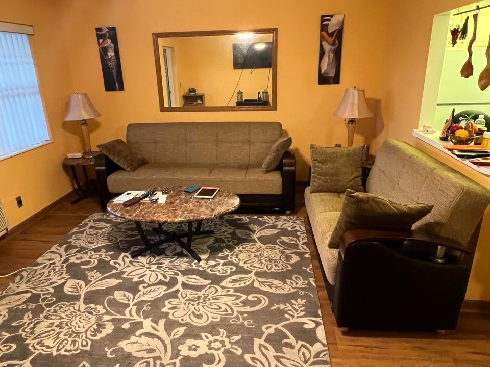 For Sale: $79,900 (1 beds, 1 baths, 646 Square Feet)