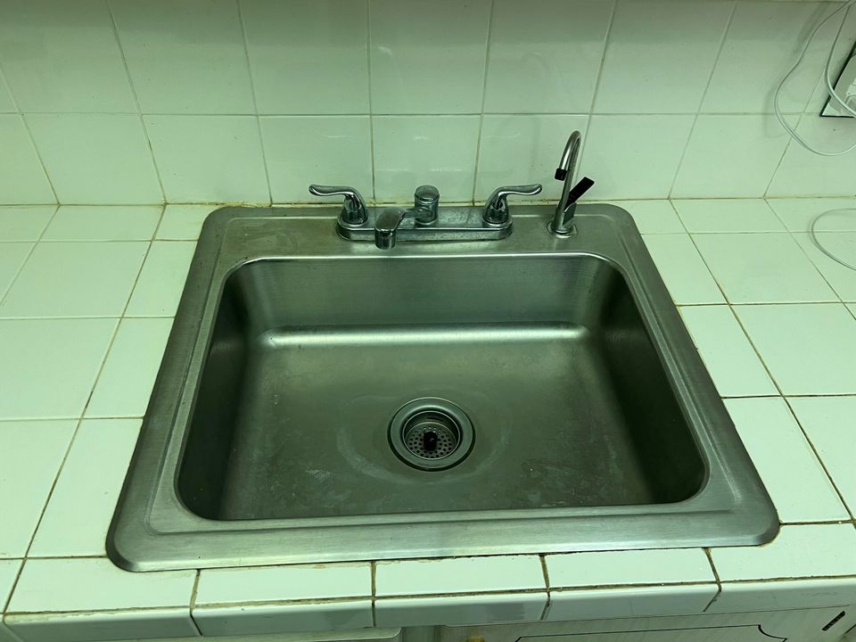 For Sale: $79,900 (1 beds, 1 baths, 646 Square Feet)