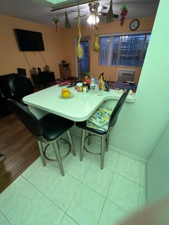 For Sale: $79,900 (1 beds, 1 baths, 646 Square Feet)