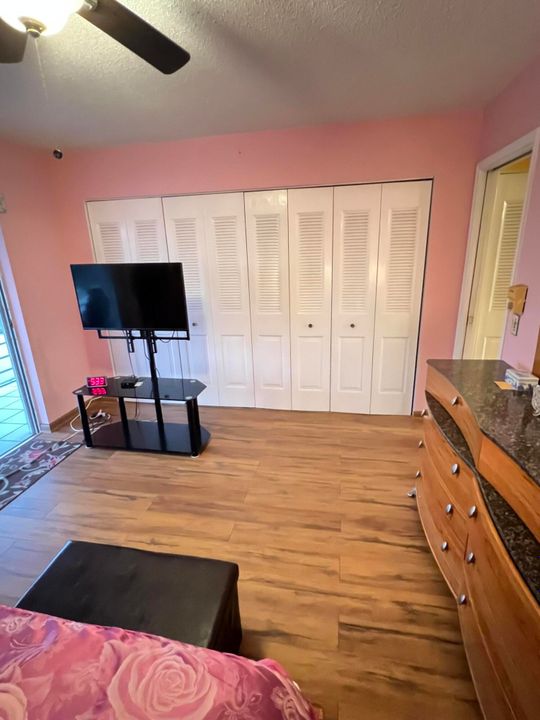 For Sale: $79,900 (1 beds, 1 baths, 646 Square Feet)