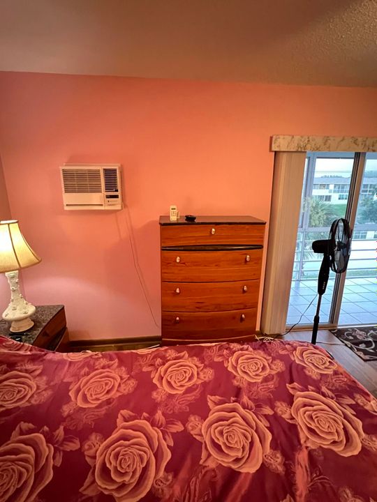 For Sale: $79,900 (1 beds, 1 baths, 646 Square Feet)