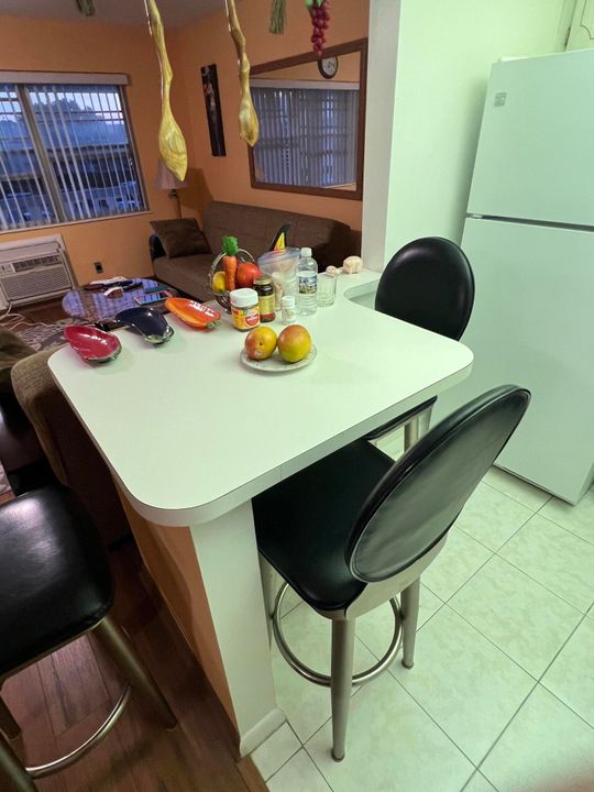 For Sale: $79,900 (1 beds, 1 baths, 646 Square Feet)