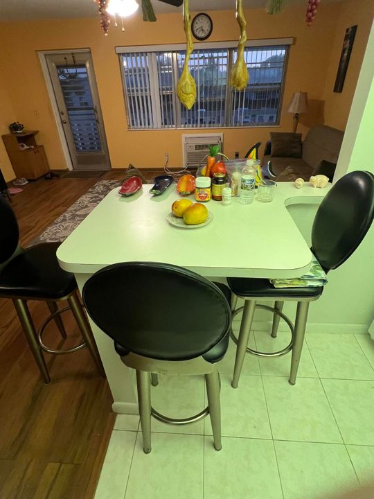 For Sale: $79,900 (1 beds, 1 baths, 646 Square Feet)