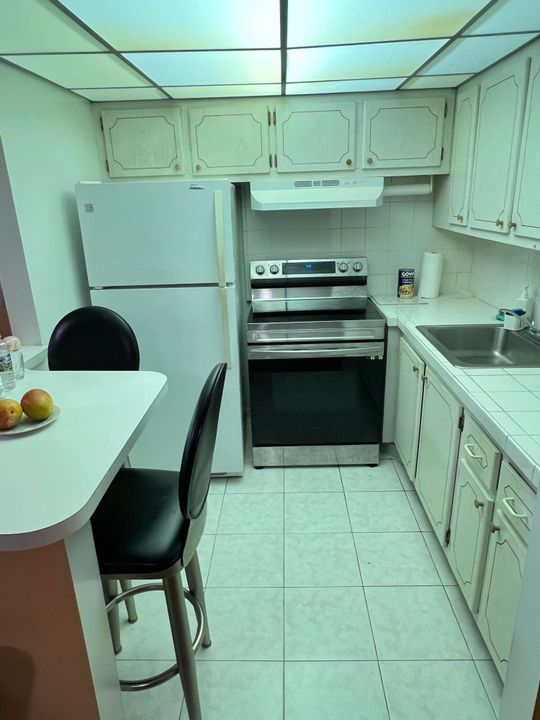For Sale: $79,900 (1 beds, 1 baths, 646 Square Feet)