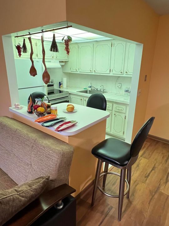 For Sale: $79,900 (1 beds, 1 baths, 646 Square Feet)