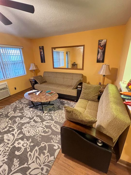 For Sale: $79,900 (1 beds, 1 baths, 646 Square Feet)