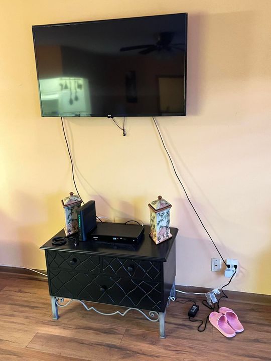 For Sale: $79,900 (1 beds, 1 baths, 646 Square Feet)