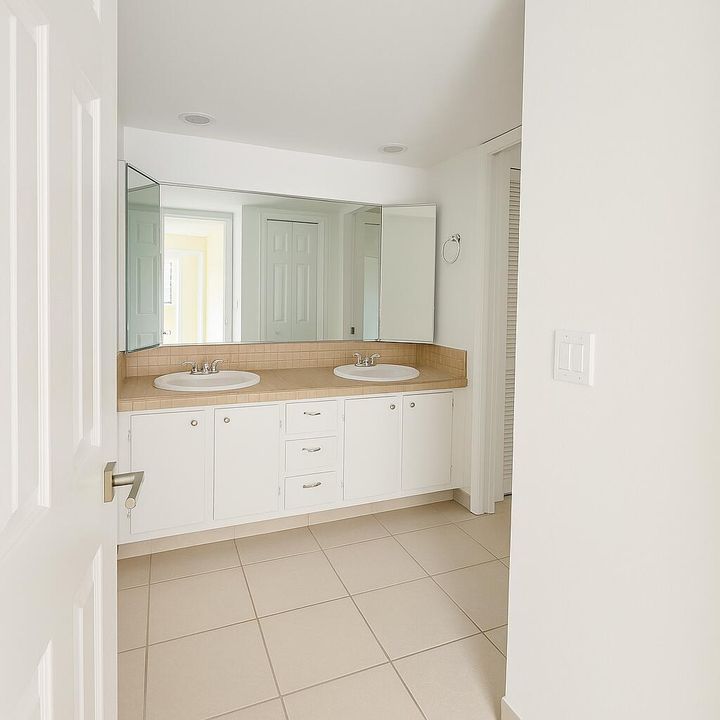 For Rent: $2,175 (2 beds, 2 baths, 1232 Square Feet)