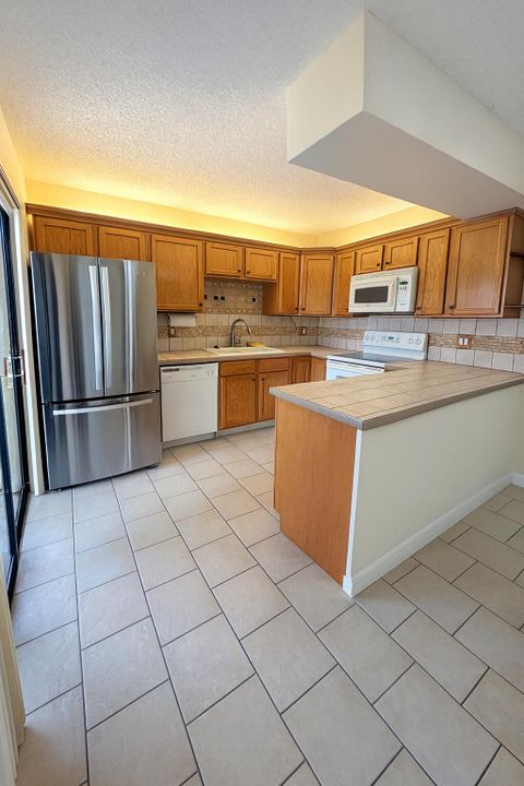 For Rent: $2,175 (2 beds, 2 baths, 1232 Square Feet)
