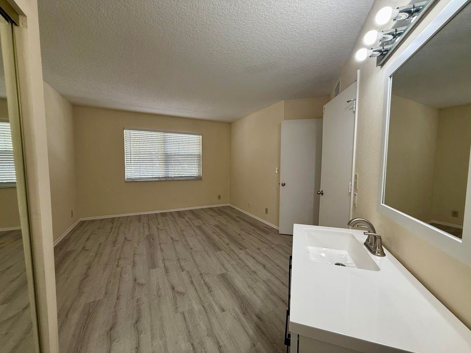 For Rent: $1,700 (2 beds, 2 baths, 886 Square Feet)