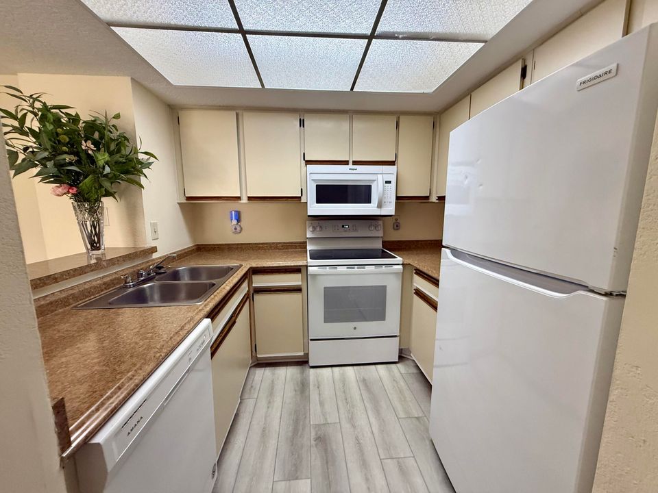 For Rent: $1,700 (2 beds, 2 baths, 886 Square Feet)