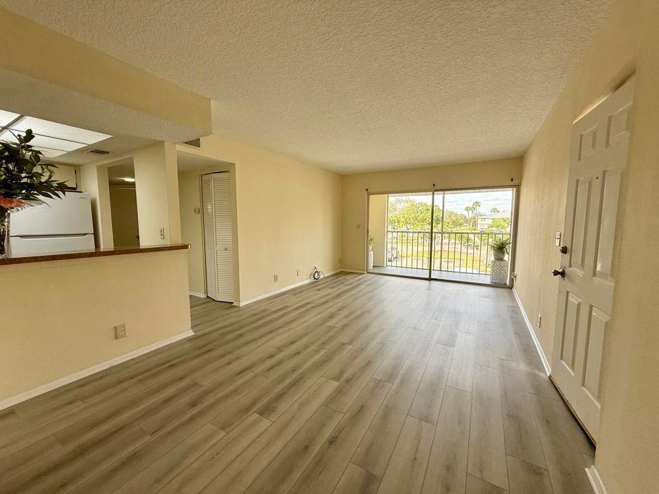 For Rent: $1,700 (2 beds, 2 baths, 886 Square Feet)