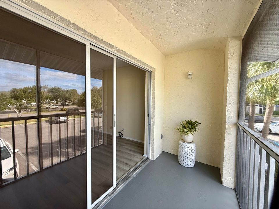 For Rent: $1,700 (2 beds, 2 baths, 886 Square Feet)