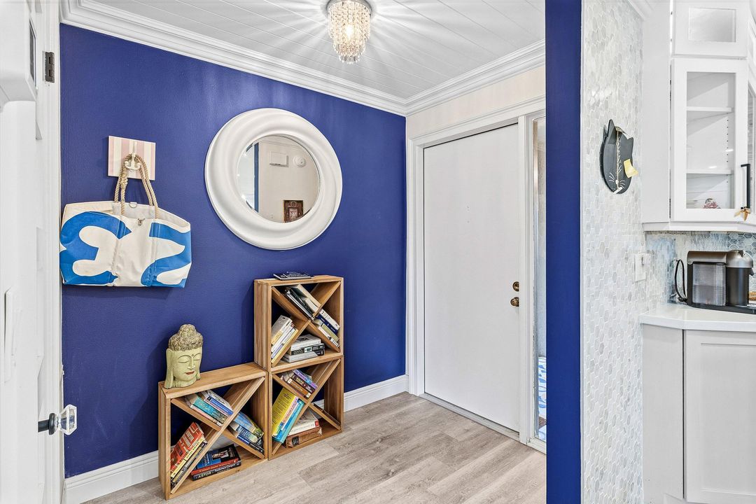 For Sale: $349,900 (2 beds, 2 baths, 1296 Square Feet)