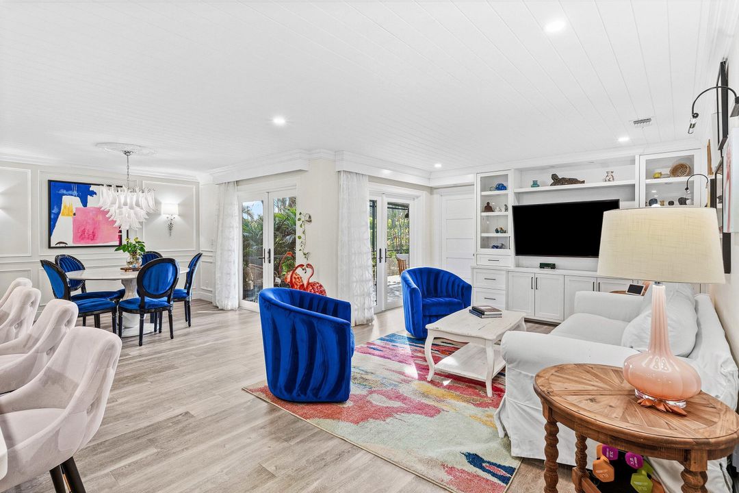 For Sale: $349,900 (2 beds, 2 baths, 1296 Square Feet)