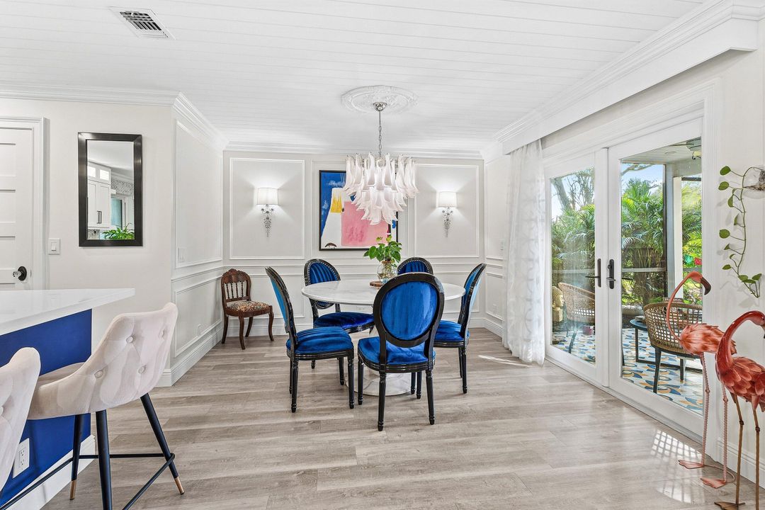 For Sale: $349,900 (2 beds, 2 baths, 1296 Square Feet)