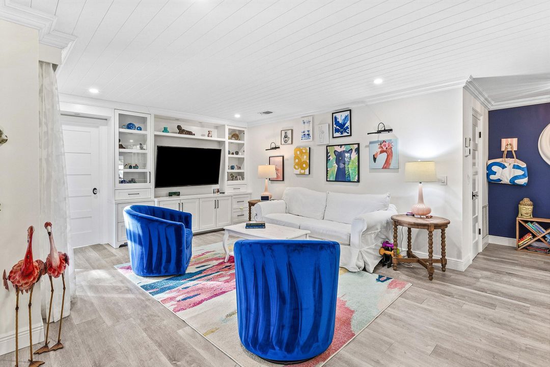 For Sale: $349,900 (2 beds, 2 baths, 1296 Square Feet)