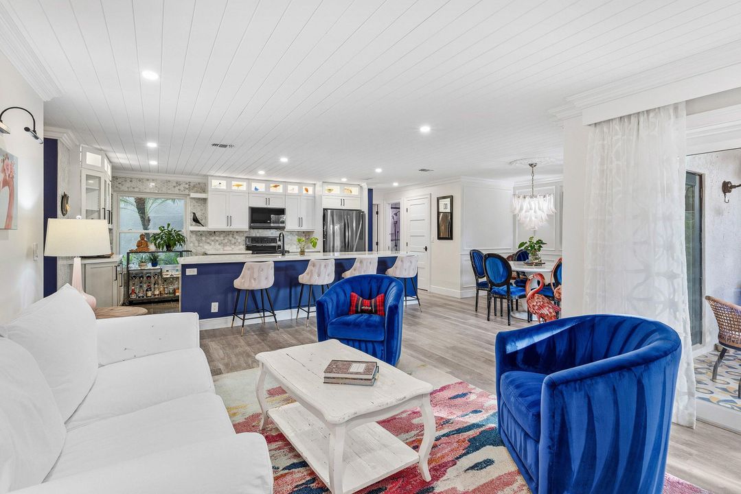 For Sale: $349,900 (2 beds, 2 baths, 1296 Square Feet)