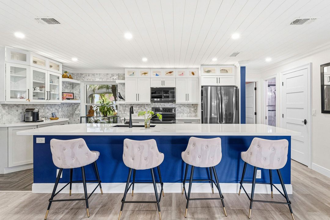 For Sale: $349,900 (2 beds, 2 baths, 1296 Square Feet)