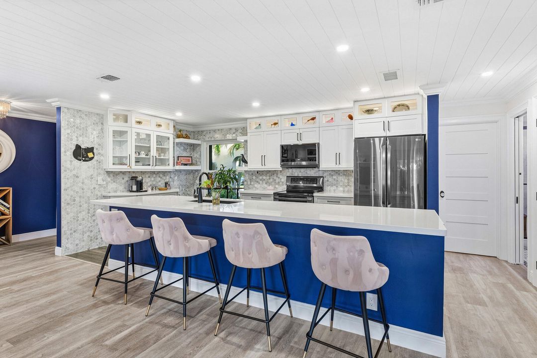 For Sale: $349,900 (2 beds, 2 baths, 1296 Square Feet)