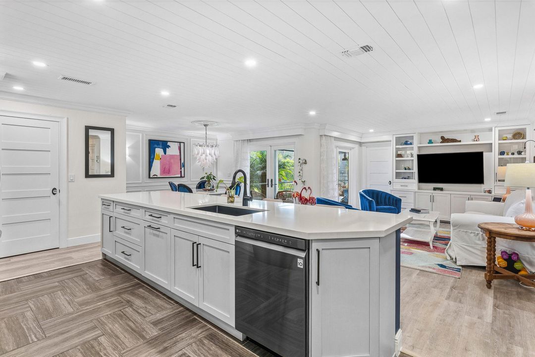 For Sale: $349,900 (2 beds, 2 baths, 1296 Square Feet)