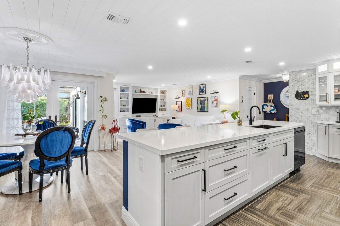 For Sale: $349,900 (2 beds, 2 baths, 1296 Square Feet)