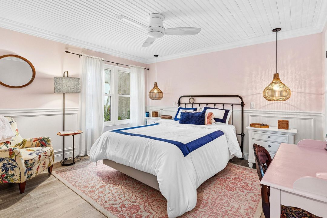 For Sale: $349,900 (2 beds, 2 baths, 1296 Square Feet)