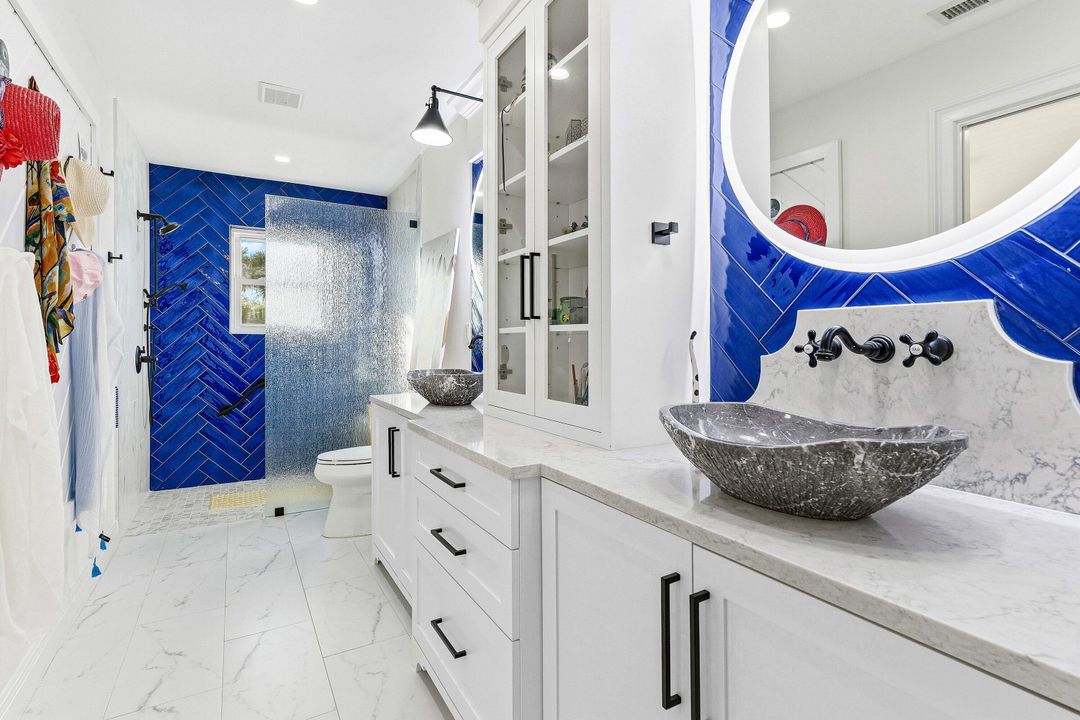 For Sale: $349,900 (2 beds, 2 baths, 1296 Square Feet)