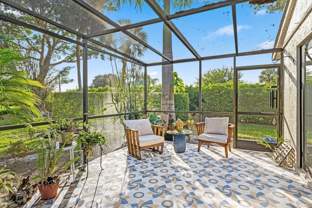 For Sale: $349,900 (2 beds, 2 baths, 1296 Square Feet)