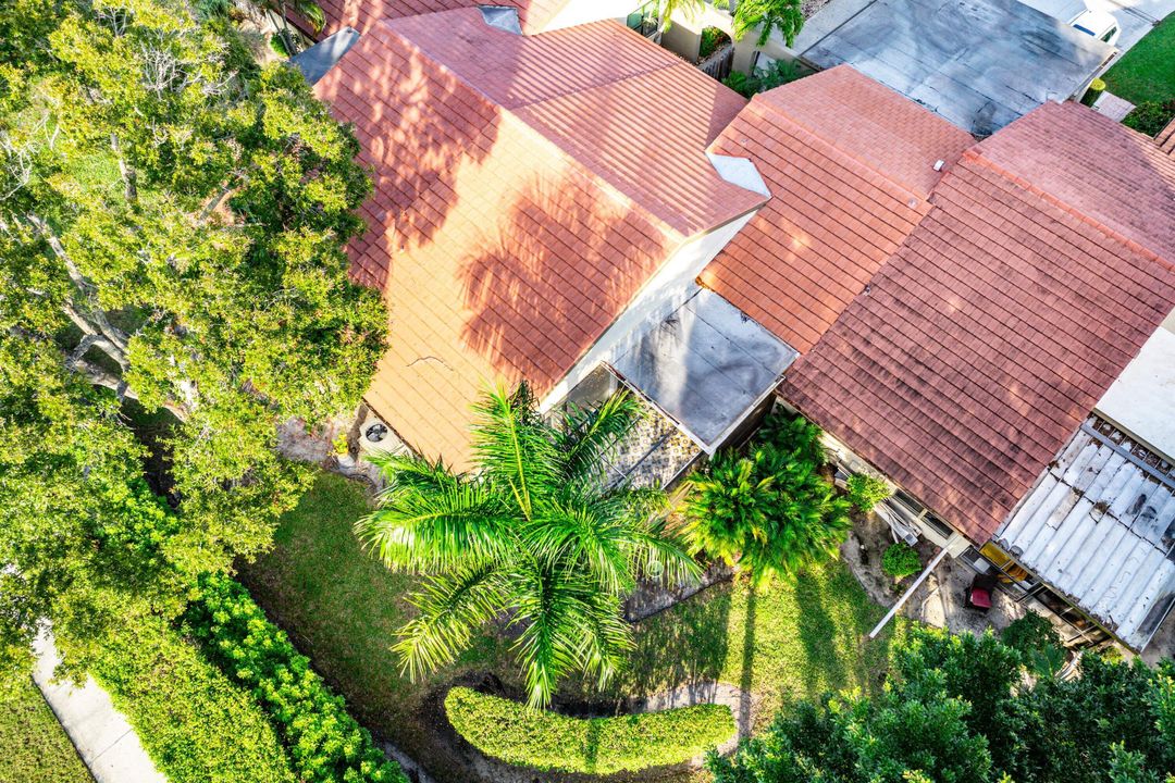 For Sale: $349,900 (2 beds, 2 baths, 1296 Square Feet)